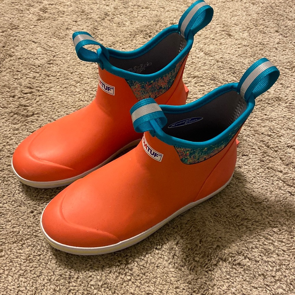 Women’s size 6 xtratufs